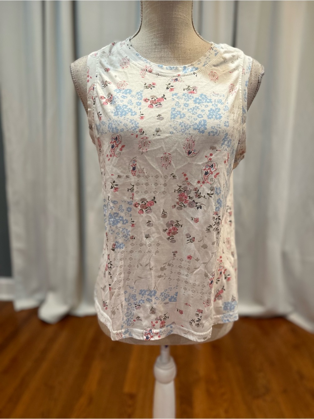 Wallflower sleeveless floral shirt women’s size large EUC
